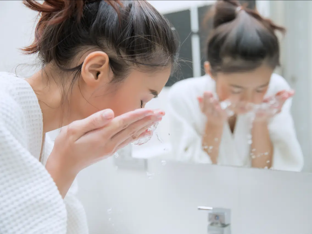 Rửa mặt thế nào để có làn da sạch và khỏe mạnh, theo chuyên gia - Ảnh 2.