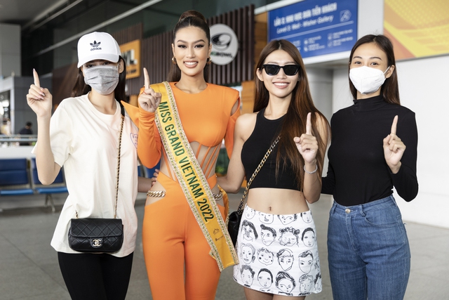 Hoa hậu Đoàn Thiên Ân lên đường thi quốc tế: Xúc động trong vòng tay ba ruột, Quỳnh Châu và Ngọc Thảo đến cổ vũ - Ảnh 5.
