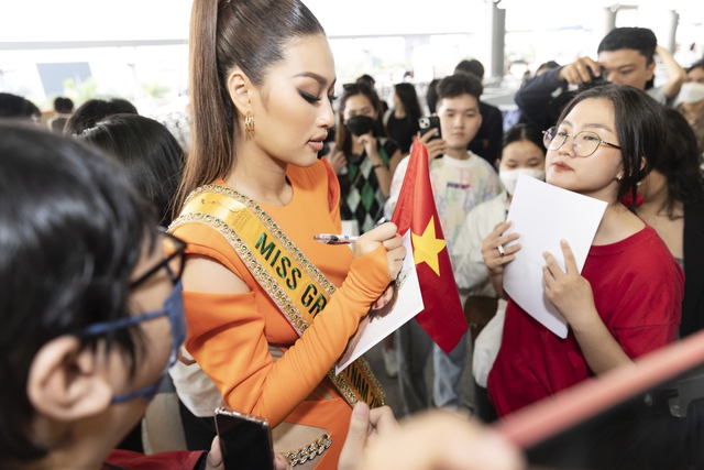 Hoa hậu Đoàn Thiên Ân lên đường thi quốc tế: Xúc động trong vòng tay ba ruột, Quỳnh Châu và Ngọc Thảo đến cổ vũ - Ảnh 7.