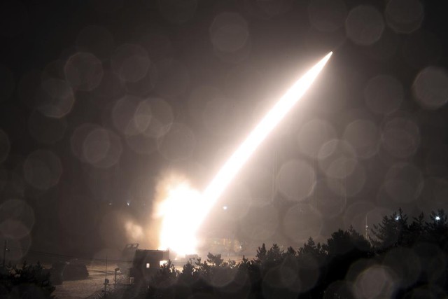 Tên lửa Hàn Quốc phát nổ tại căn cứ giữa căng thẳng với Triều Tiên - Ảnh 1.