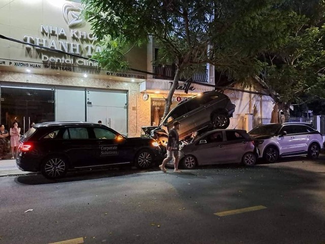 Camera vụ tài xế &quot;ủn bay&quot; 3 ô tô ở Nha Trang vào nửa đêm - Ảnh 2.