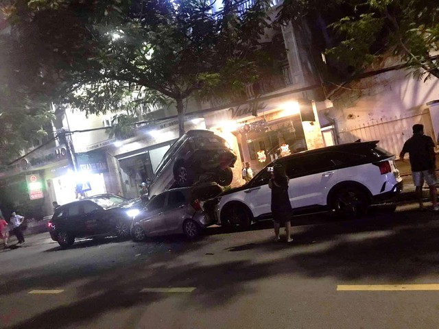 Camera vụ tài xế &quot;ủn bay&quot; 3 ô tô ở Nha Trang vào nửa đêm - Ảnh 3.