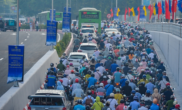 Hầm chui Lê Văn Lương vừa thông xe đã kẹt cứng kéo dài hàng km, nhiều tài xế ngán ngẩm - Ảnh 8.