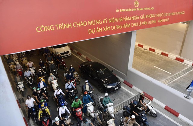 Hầm chui Lê Văn Lương - vành đai 3 ùn tắc ngay sau khi thông xe - Ảnh 3.