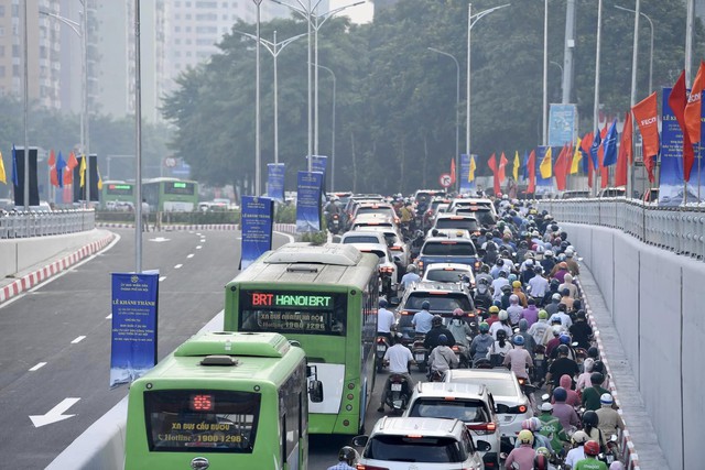 Hầm chui Lê Văn Lương - vành đai 3 ùn tắc ngay sau khi thông xe - Ảnh 6.