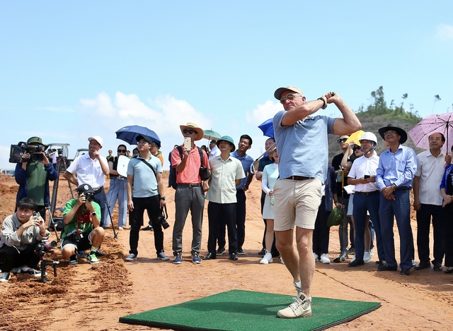 Cú Swing đầu tiên của huyền thoại Greg Norman tại sân golf Văn Lang Empire - Ảnh 1.