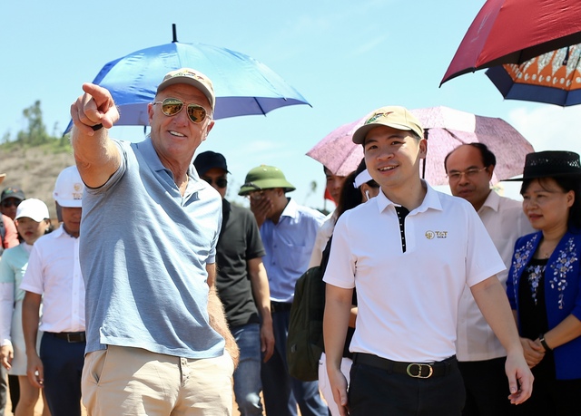 Cú Swing đầu tiên của huyền thoại Greg Norman tại sân golf Văn Lang Empire - Ảnh 2.