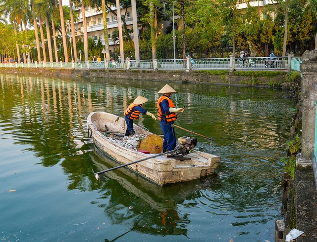 Hà Nội: Công nhân khẩn trương trục vớt cá chết nổi trên mặt hồ Tây - Ảnh 11.