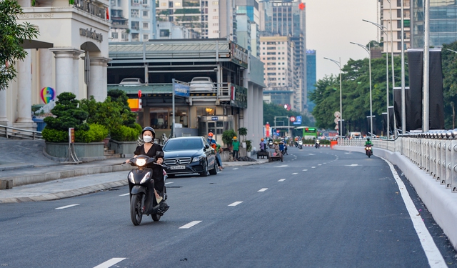 Các phương tiện phóng &quot;băng băng&quot; qua hầm chui Lê Văn Lương giờ cao điểm - Ảnh 7.