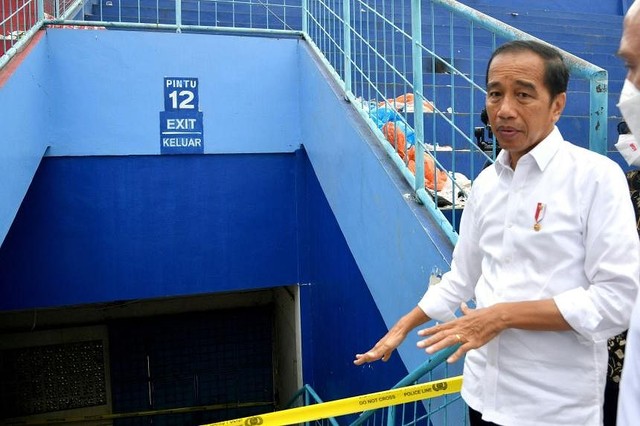 Lên tiếng về thảm kịch giẫm đạp tại sân vận động, Tổng thống Indonesia ra yêu cầu quyết liệt - Ảnh 1.