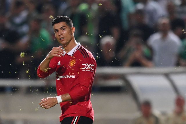 Ronaldo bị chế giễu vì bỏ lỡ cơ hội khó tin - Ảnh 2.