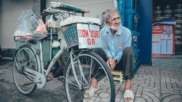 Người đàn ông 'muôn năm cũ&quot; bơm quẹt gas giữa lòng Sài Gòn - Ảnh 2.