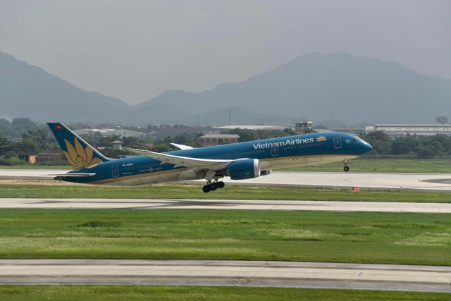 Máy bay đi Hà Nội phải quay đầu lại sân bay Tân Sơn Nhất để cấp cứu hành khách - Ảnh 1.