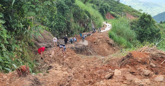 Lũ cuốn mất đường, giáo viên gùi lương thực trèo đèo lội suối đến trường học - Ảnh 1.