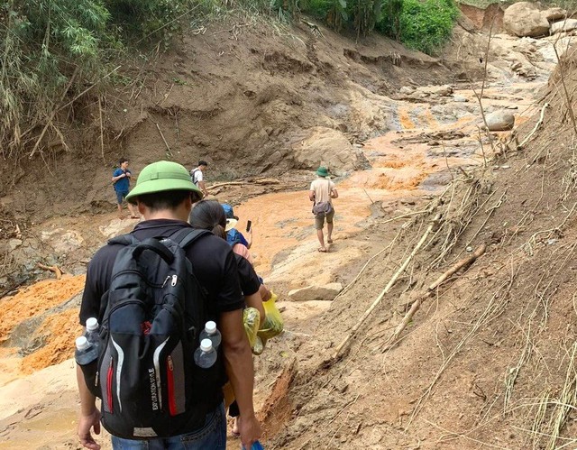 Lũ cuốn mất đường, giáo viên gùi lương thực trèo đèo lội suối đến trường học - Ảnh 4.