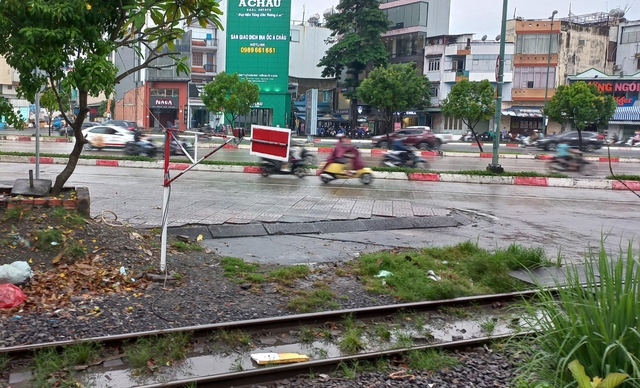 TP.HCM: Tàu hỏa đi qua đường Phạm Văn Đồng nhưng gác chắn chưa hạ, nhiều người thoát nạn - Ảnh 2.