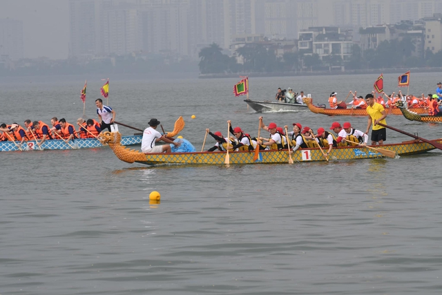 Hơn 500 vận động viên đội mưa tham dự giải bơi chải thuyền rồng Hà Nội mở rộng - Ảnh 10.