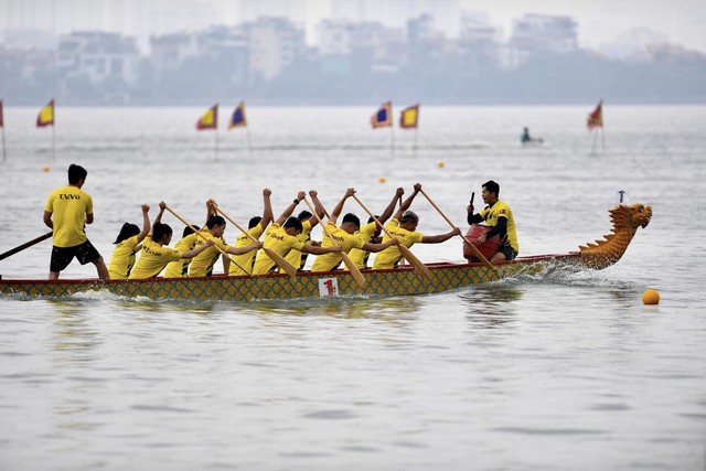 Hơn 500 vận động viên đội mưa tham dự giải bơi chải thuyền rồng Hà Nội mở rộng - Ảnh 11.