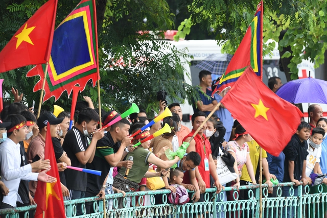 Hơn 500 vận động viên đội mưa tham dự giải bơi chải thuyền rồng Hà Nội mở rộng - Ảnh 13.