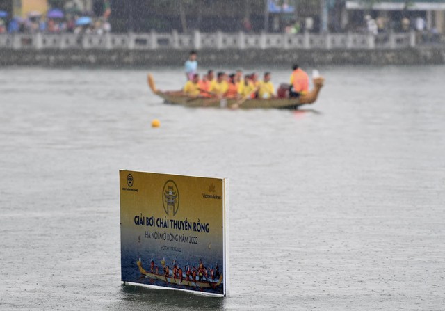 Hơn 500 vận động viên đội mưa tham dự giải bơi chải thuyền rồng Hà Nội mở rộng - Ảnh 2.