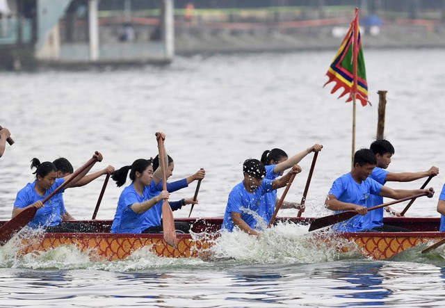 Hơn 500 vận động viên đội mưa tham dự giải bơi chải thuyền rồng Hà Nội mở rộng - Ảnh 3.