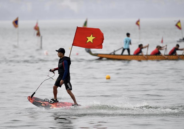 Hơn 500 vận động viên đội mưa tham dự giải bơi chải thuyền rồng Hà Nội mở rộng - Ảnh 4.