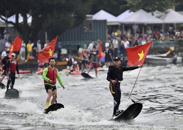 Hơn 500 vận động viên đội mưa tham dự giải bơi chải thuyền rồng Hà Nội mở rộng - Ảnh 5.