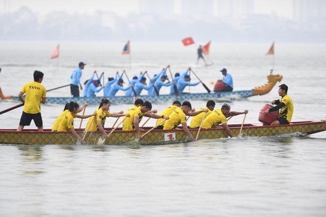 Hơn 500 vận động viên đội mưa tham dự giải bơi chải thuyền rồng Hà Nội mở rộng - Ảnh 7.