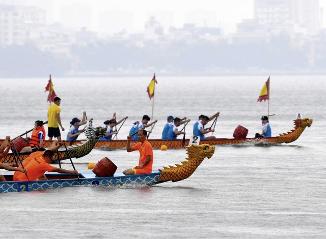 Hơn 500 vận động viên đội mưa tham dự giải bơi chải thuyền rồng Hà Nội mở rộng - Ảnh 8.
