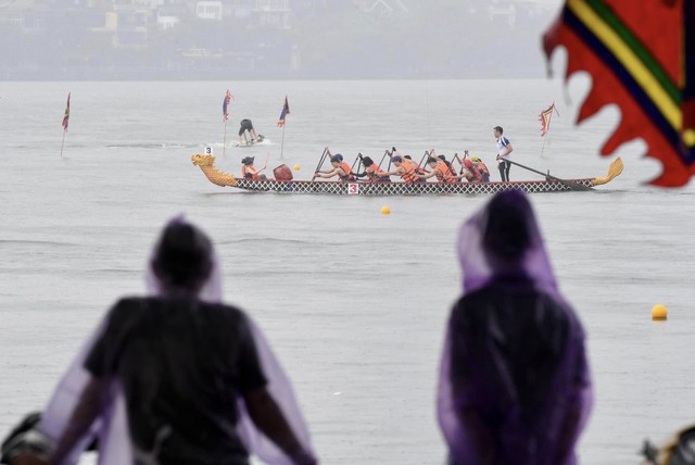 Hơn 500 vận động viên đội mưa tham dự giải bơi chải thuyền rồng Hà Nội mở rộng - Ảnh 9.