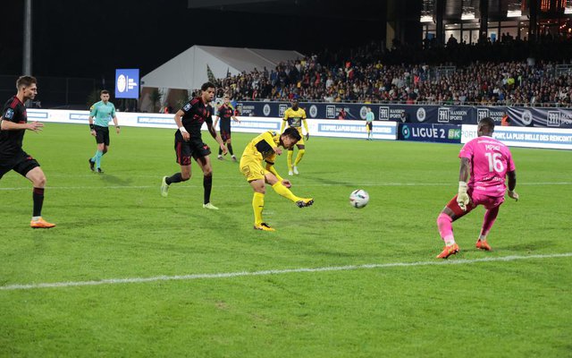 Vào sân từ ghế dự bị, Quang Hải ghi bàn lịch sử giải cứu Pau FC thoát trận thua bẽ mặt - Ảnh 1.