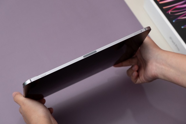 Mở hộp iPad M2 11 inch: Vẫn là thiết kế cũ, cải thiện hiệu năng nhờ chip M2 - Ảnh 12.