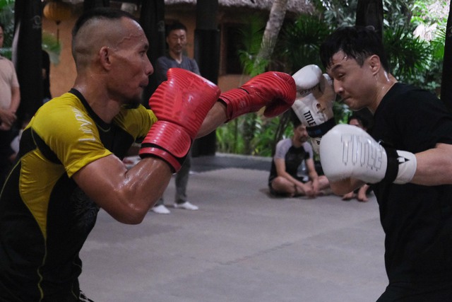 Ngôi sao UFC Hàn Quốc đến thăm võ đường MMA lâu đời nhất Việt Nam - Ảnh 2.