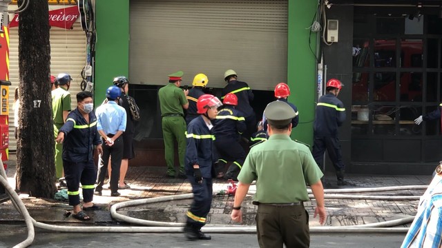 Cảnh sát phá cửa, cứu người mắc kẹt trong căn nhà cháy ở trung tâm TP.HCM - Ảnh 1.