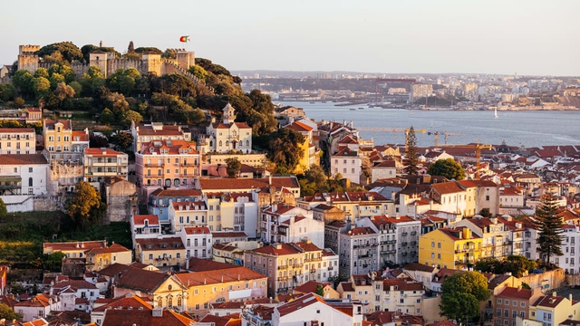 Bồ Đào Nha thu hút du khách khắp thế giới đến sinh sống và làm việc - Ảnh 1.