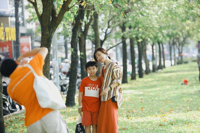 Phát sốt với những “khung cảnh mùa thu” tại TP.HCM, khắp nơi đều ngập lá vàng lãng mạn tựa phim Hàn - Ảnh 1.