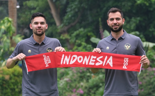 Bộ đôi Jordi Amat (phải) và Sandy Walsh đang được LĐBĐ Indonesia gấp rút nhập tịch để đá AFF Cup 2022.