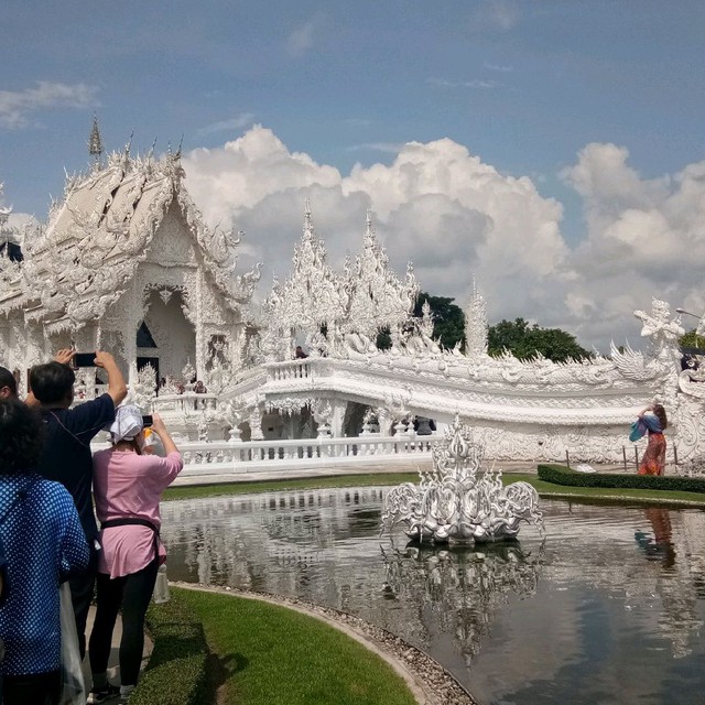 Ngôi chùa phủ một màu trắng ở Thái Lan, có gì mà lại thu hút du khách đến thế? - Ảnh 5.