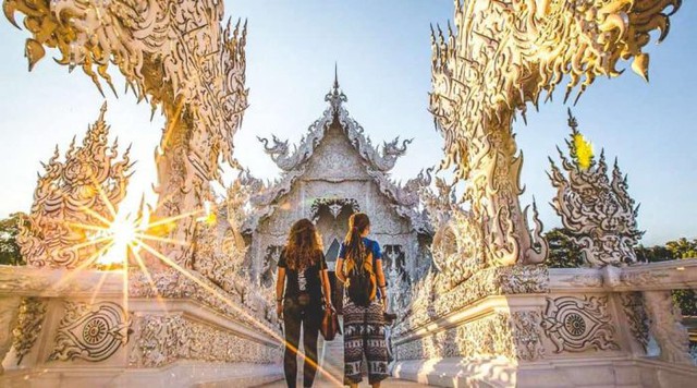 Ngôi chùa phủ một màu trắng ở Thái Lan, có gì mà lại thu hút du khách đến thế? - Ảnh 3.
