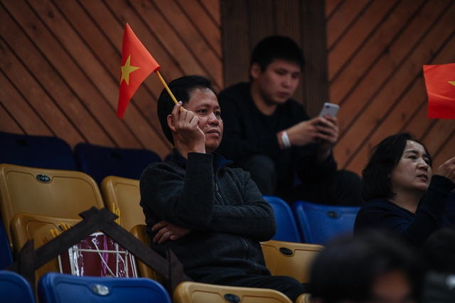 Kiều bào người Việt bất chấp thời tiết lạnh giá khắc nghiệt tới cổ vũ đội tuyển bóng rổ Việt Nam - Ảnh 3.