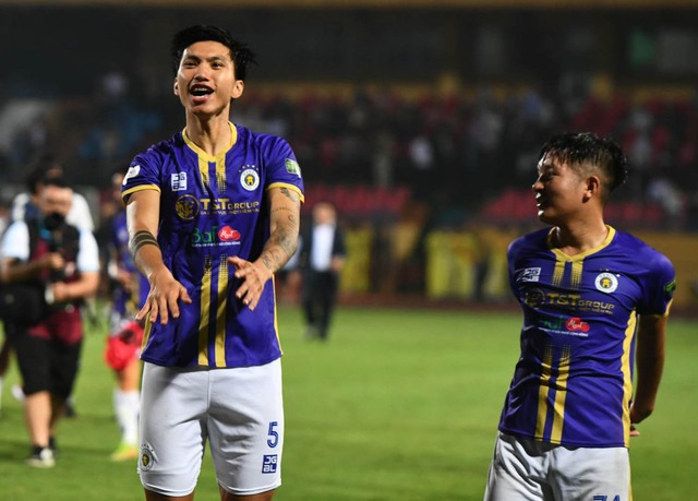 Cầu thủ Hà Nội FC hạnh phúc ngày vô địch V.League 2022 sớm 1 vòng đấu - Ảnh 4.