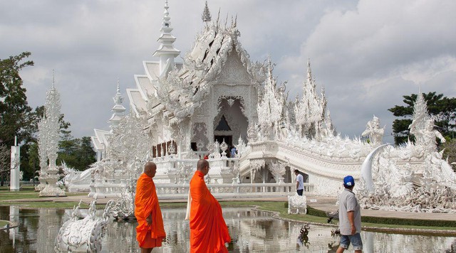 Ngôi chùa phủ một màu trắng ở Thái Lan, có gì mà lại thu hút du khách đến thế? - Ảnh 2.