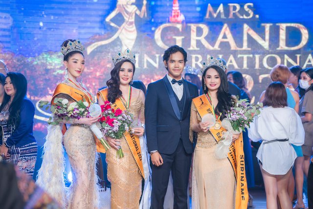 Phan Kim Oanh đăng quang Mrs Grand International 2022 - Ảnh 1.