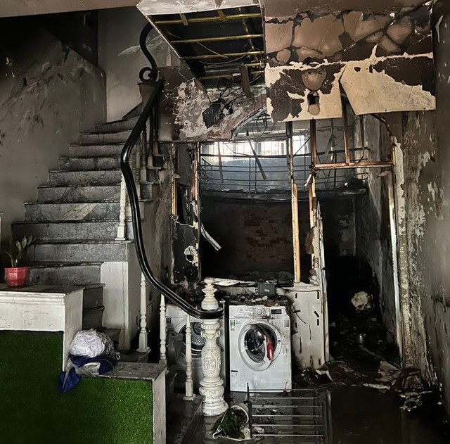 Cháy lớn tại căn nhà ở Cầu Giấy, cứu sống 3 người dân bên trong - Ảnh 2.