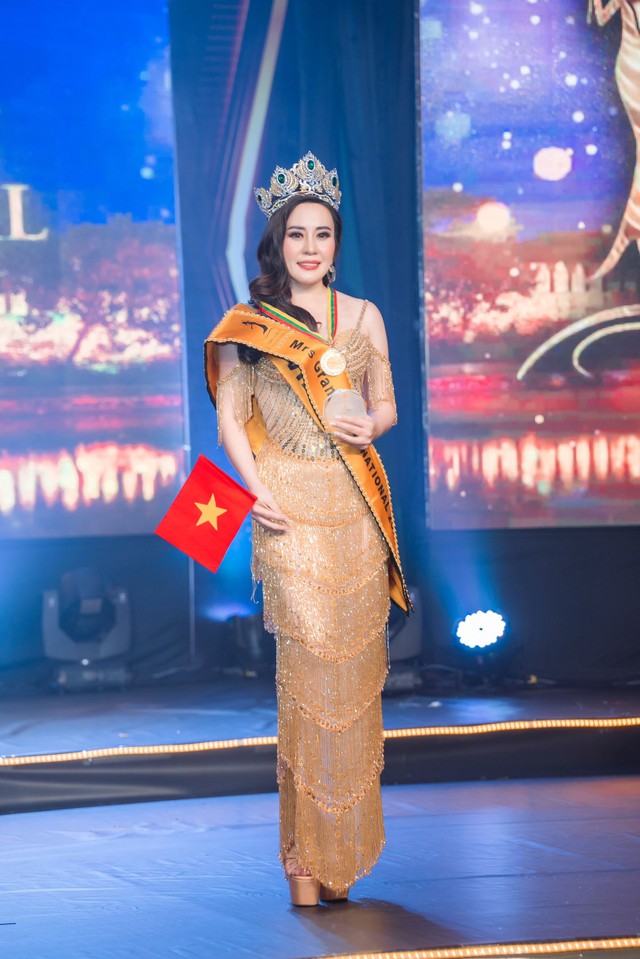 Phan Kim Oanh đăng quang Mrs Grand International 2022 - Ảnh 2.