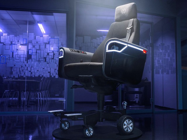 Volkswagen chế tạo ghế văn phòng nhiều công nghệ như xe hơi: Có thể chạy với tốc độ 20km/h, trang bị cả còi, ghế sưởi, camera 360 độ - Ảnh 1.