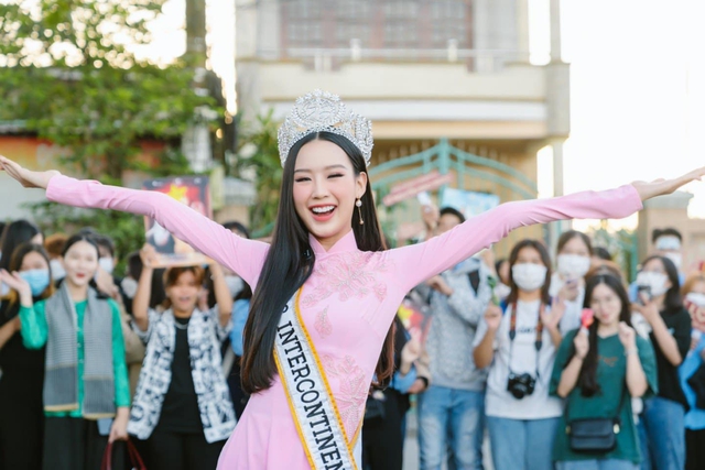 Bảo Ngọc khoe nhan sắc rạng rỡ, di chuyển bằng ghe về quê hậu 1 tháng đăng quang Miss Intercontinental - Ảnh 1.