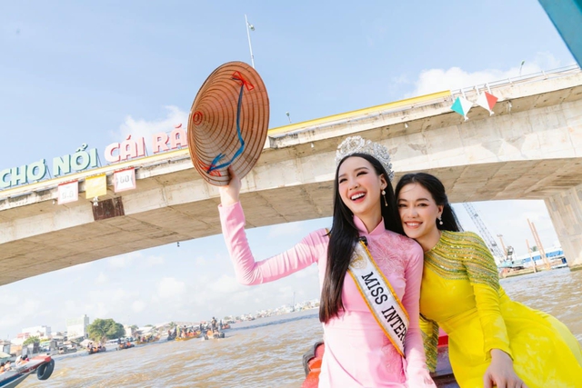 Bảo Ngọc khoe nhan sắc rạng rỡ, di chuyển bằng ghe về quê hậu 1 tháng đăng quang Miss Intercontinental - Ảnh 2.