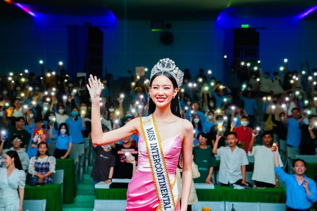 Bảo Ngọc khoe nhan sắc rạng rỡ, di chuyển bằng ghe về quê hậu 1 tháng đăng quang Miss Intercontinental - Ảnh 6.