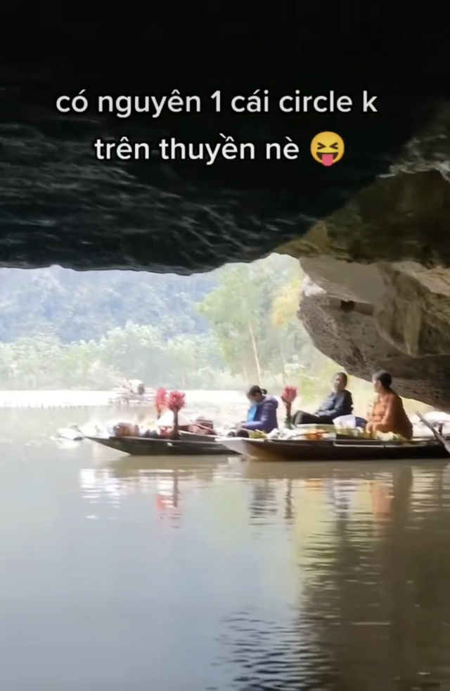 Du khách nước ngoài kinh ngạc trước cảnh chèo thuyền bằng chân ở Ninh Bình, thích thú khi thấy cả bánh kẹo bán trên sông - Ảnh 4.